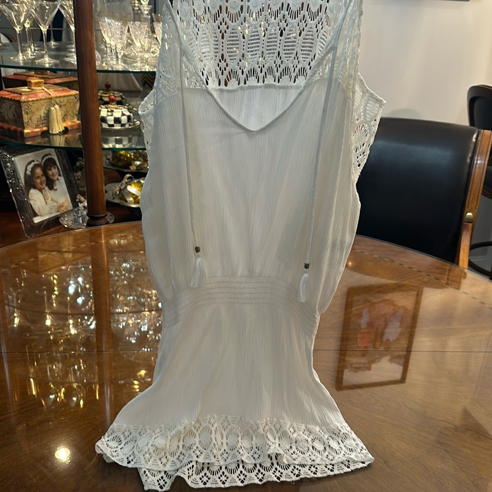 Gorgeous, feminine white lace, sporty romper!
size small petite 
Excellent !